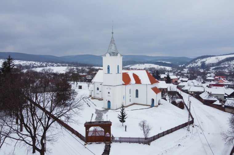 Különleges rovásírásos emléket őriz a dálnoki református templom | Templomtúra
