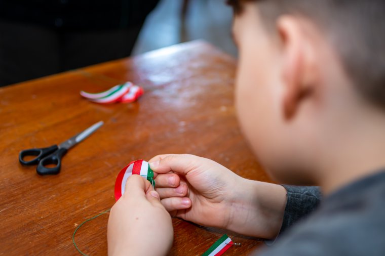 Kokárdavarrással készülődnek a nemzeti ünnepre Sepsiszentgyörgyön