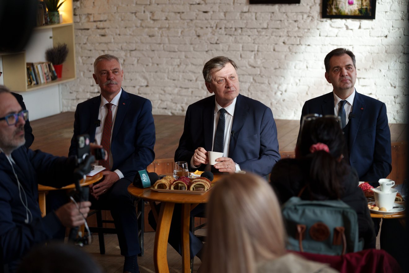 Bár az egyetlen, aki biztosíthatná hogy az RMDSZ kormányon maradjon, Antal Árpád szerint Crin Antonescu sem barátunk, mert a politikában csak érdekek vannak •  Fotó: Tuchiluș Alex