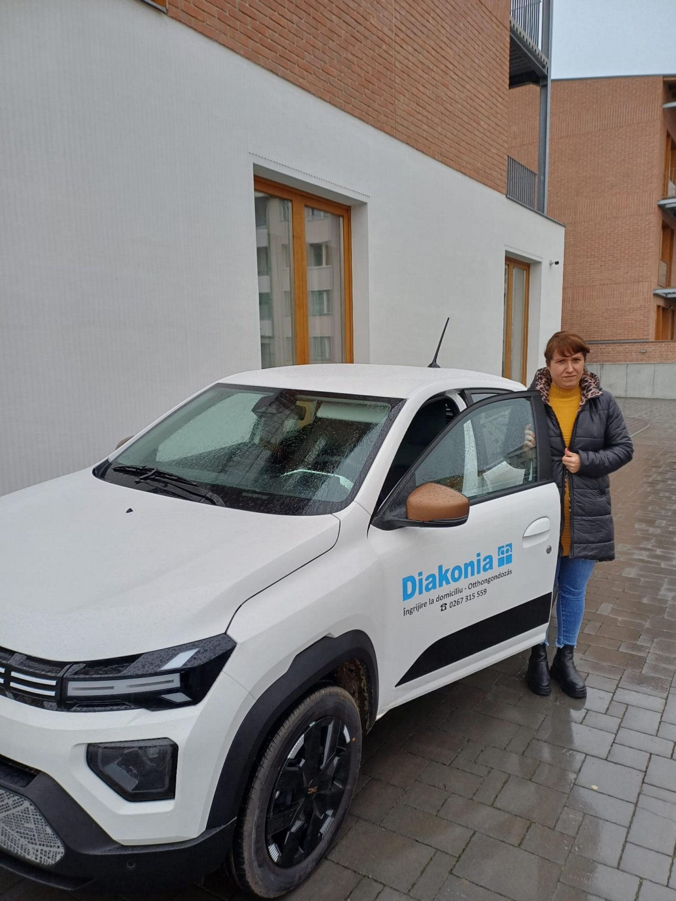 Az Otto per Mille támogatási alapnak köszönhetően a három új Dacia egy ideig megoldja a sepsiszentgyörgyi ápolók, nővérek gondjait: időben ott lehetnek az ellátásra szorulóknál.