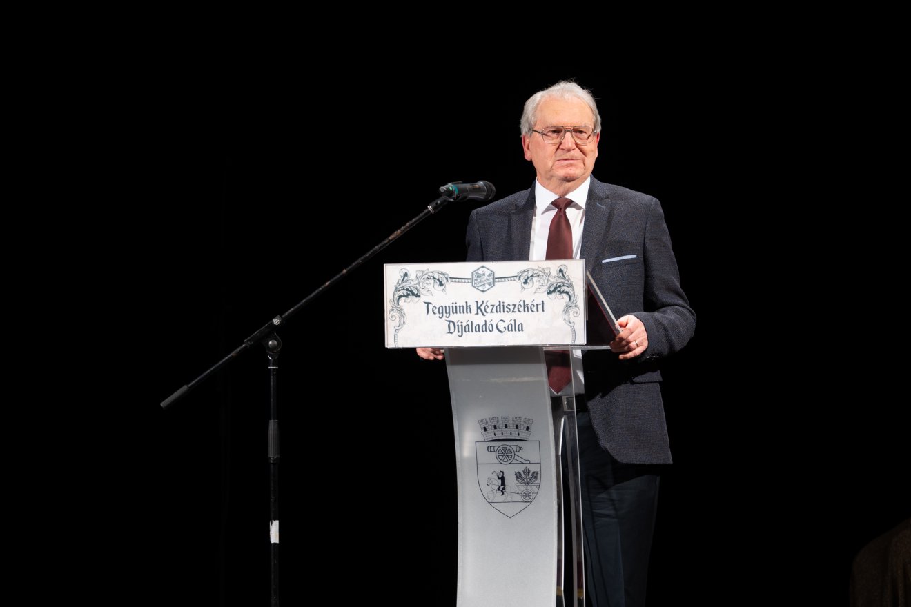 Dr. Erdélyi Csaba a legidősebb aktív felsőháromszéki orvos, közel 60 éve gyógyítja a betegeket •  Fotó: Tuchiluș Alex