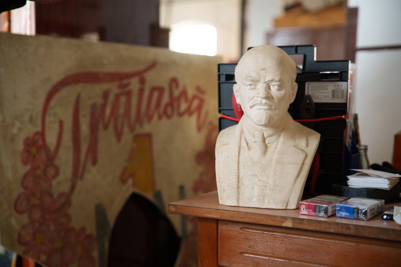 Lenin, mellette egy-egy csomag Snagov és Carpați cigaretta •  Fotó: Tuchiluș Alex