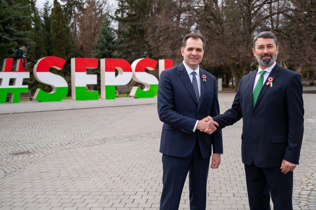 Március 15-én, a nemzeti ünnepen Hidvéghi Balázs magyarországi országgyűlési képviselőt, a Miniszterelnöki Kabinetiroda miniszterhelyettesét látták vendégül Sepsiszentgyörgyön. A képen Antal Árpád polgármesterrel •  Fotó: Antal Árpád/Facebook