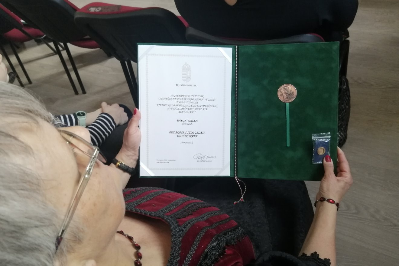 A Pedagógus Szolgálati Emlékérem, ha kell, eszébe juttatja tulajdonosának, hogy tett valamit a nemzetért, a jövőért – hangzott el a rendezvényen •  Fotó: Bodor Tünde