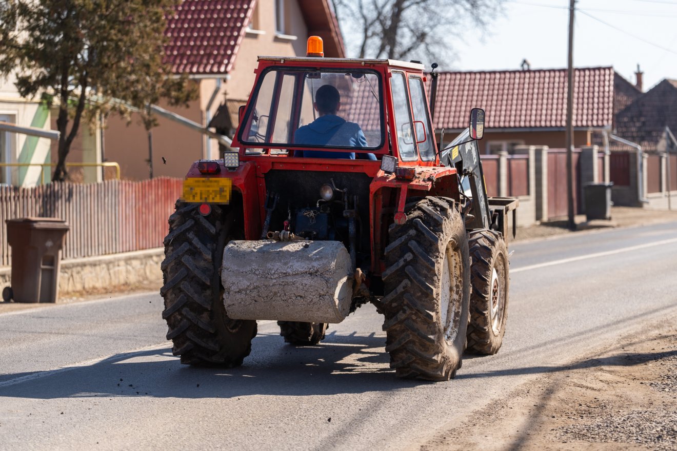 Sok gazda kénytelen használni a közutakat •  Fotó: Tuchiluș Alex