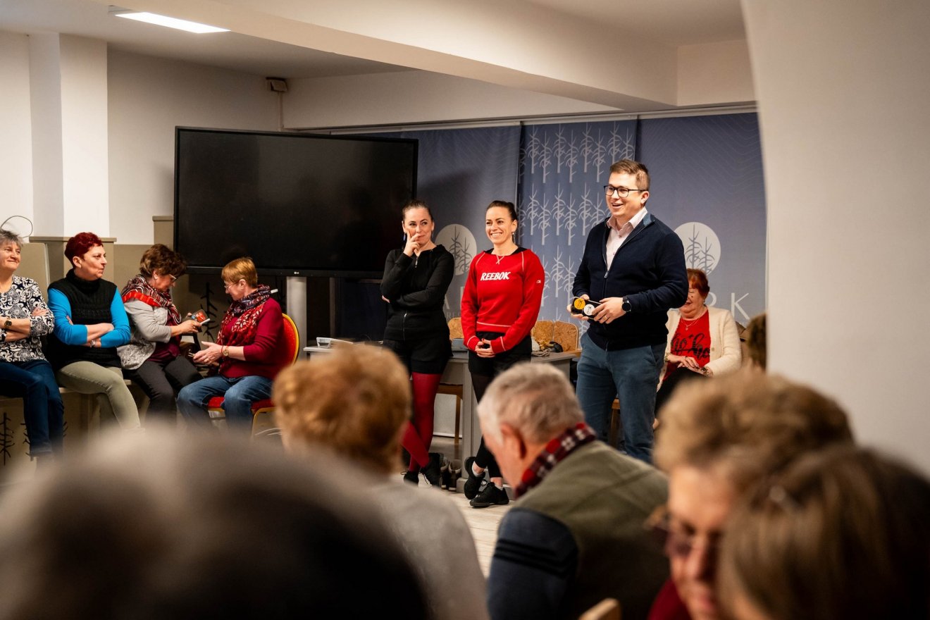 Zsigmond József az RMDSZ képviseletében, Tüzes Csilla és Cseke Ágnes táncoktatók •  Fotó: RMDSZ Háromszék Területi Szervezet/Facebook
