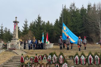 Piros-fehér-zöldbe borult a hősök tiszteletére állított nyergestetői emlékmű