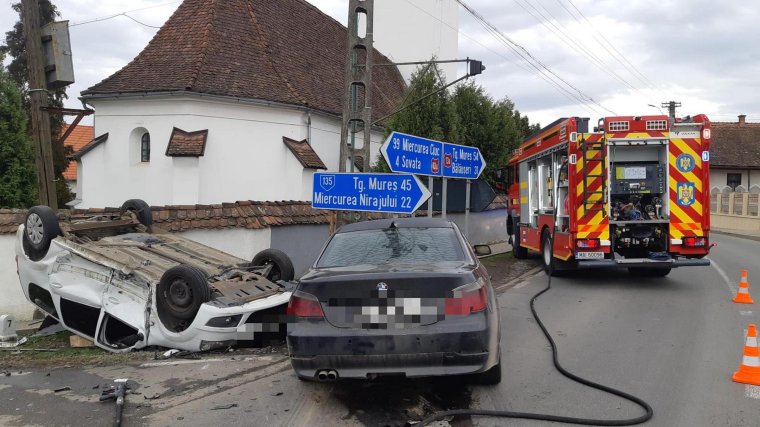 Két autó ütközött, egyik jármű felborult