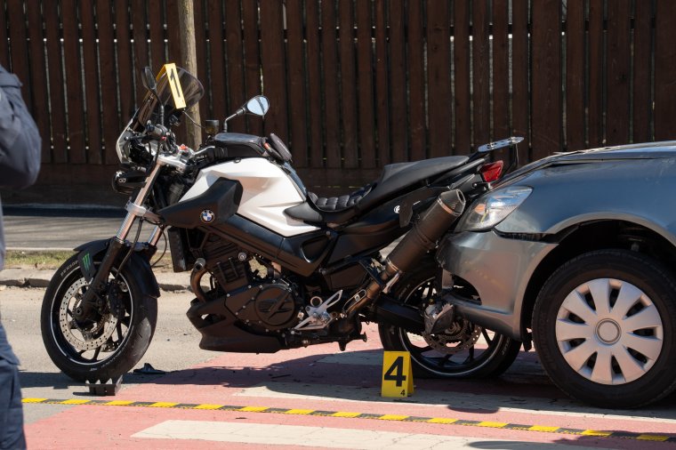 Autónak ütközött és megsérült a rendőrök elől menekülő motoros