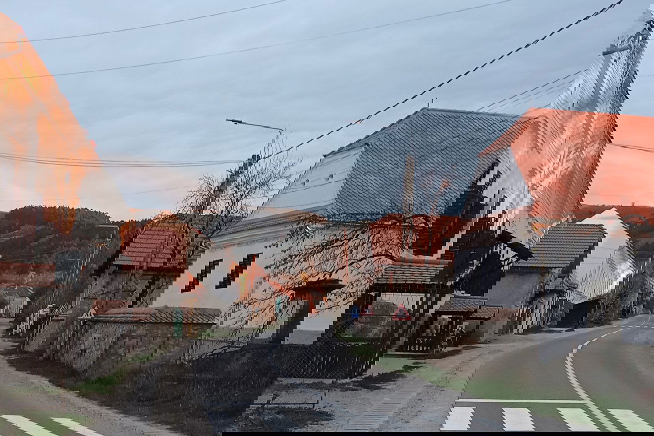 Bikfalvi utcakép, jobbra egy kúriával, mely 19. századi felirata szerint korábban a Bikfalvi családé volt. Ma a Szentgyörgyi családé. •  Fotó: Várallyai Réka