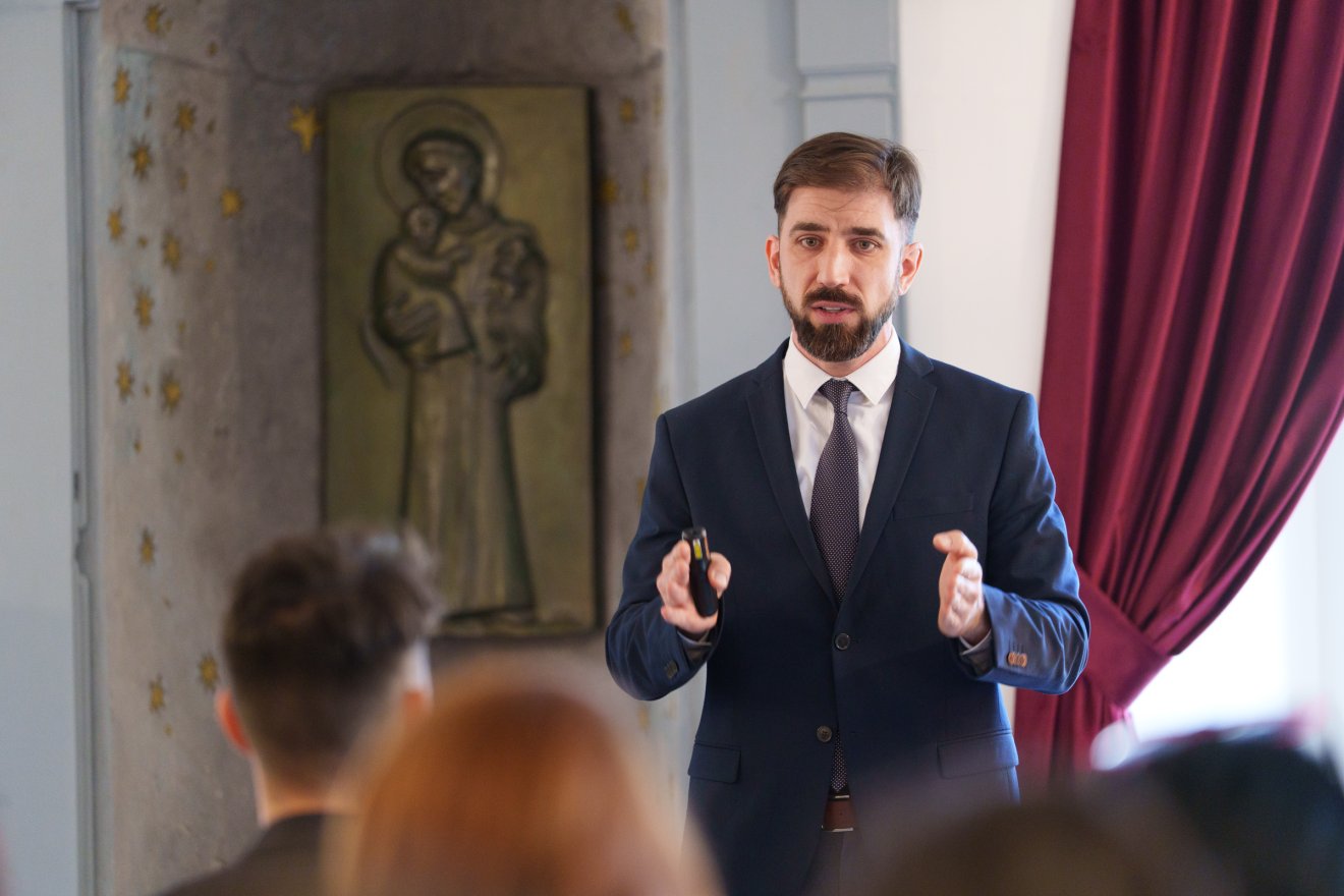 Sayfo Omar Ádám a kézdivásárhelyi Kanta Szakképző Központban is előadott •  Fotó: Tuchiluș Alex