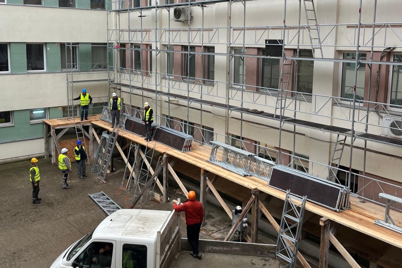 Hőszigetelik az épületeket, napelemeket szerelnek fel •  Fotó: Fogolyán Kristóf Megyei Sürgősségi Kórház/Facebook