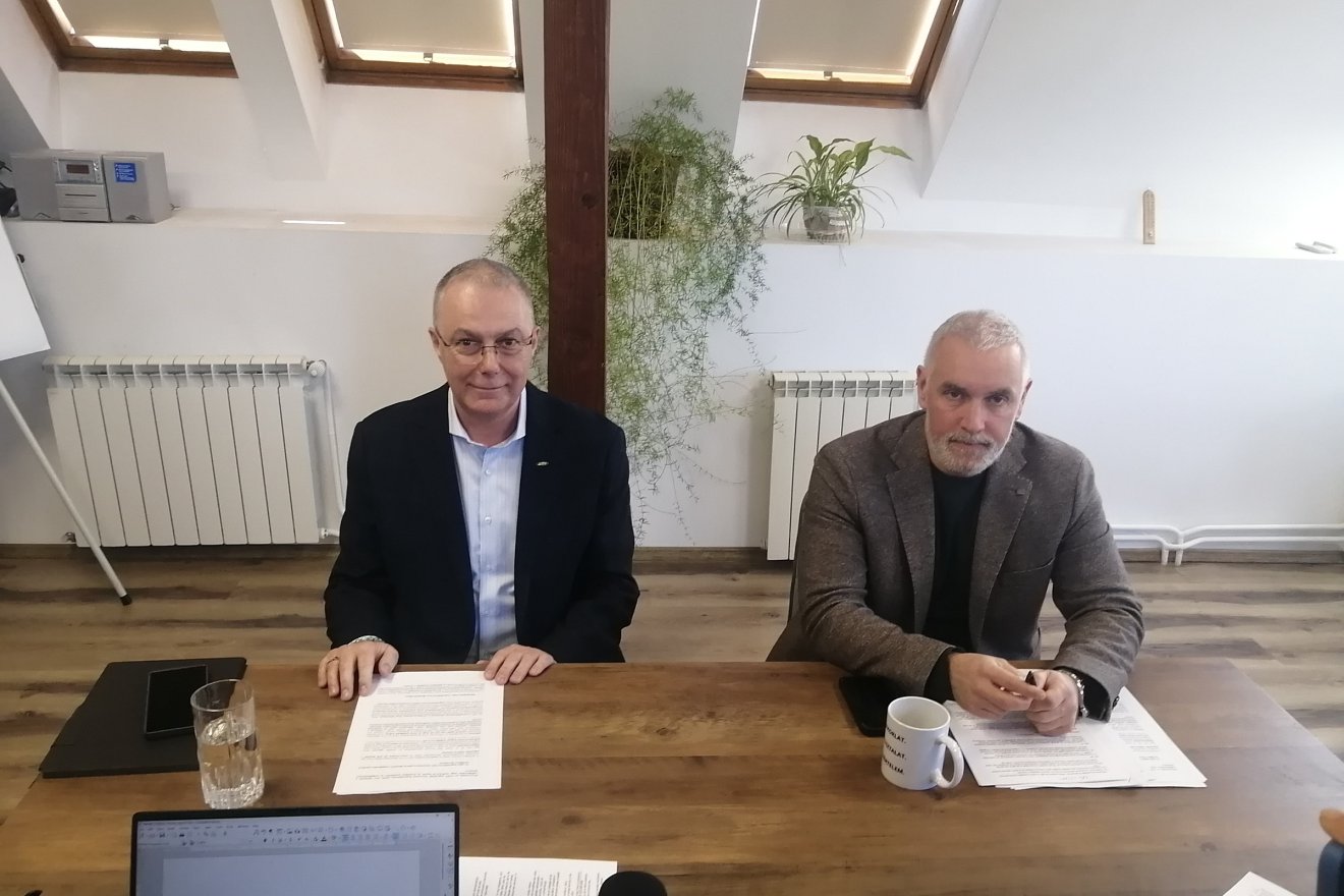 Berszány Tibor és Édler András: a tervezet alkotmányellenes is lehet, sérti a kereskedők jogait, ellehetetleníti a tisztességes versenyt, gyengíti a beszállítók alkupozícióját és megkönnyíti a kartellezést is. •  Fotó: Bodor Tünde