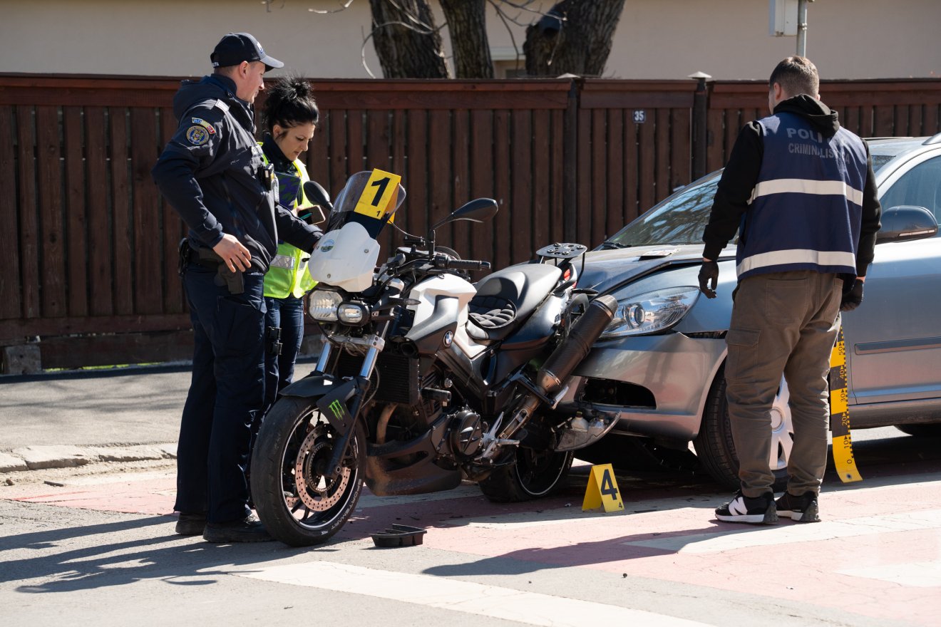 A motorosok sokszor rosszul járnak a balesetek során, ezért nagyon kell figyelni (nemcsak) rájuk •  Fotó: Tuchiluș Alex