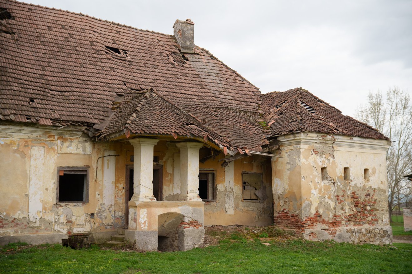 A nagyajtai huszárlaktanya bejárata fölött ma is jól olvasható az évszám: 1826 •  Fotó: Tuchiluș Alex
