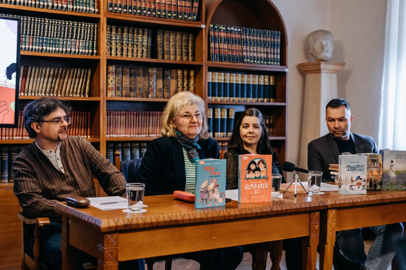 Szonda Szabolcs, Sztakics Éva, Hollanda Andrea és Gombos Zoltán ismertették a SepsiBook idei programját •  Fotó: Csulak Zoltán