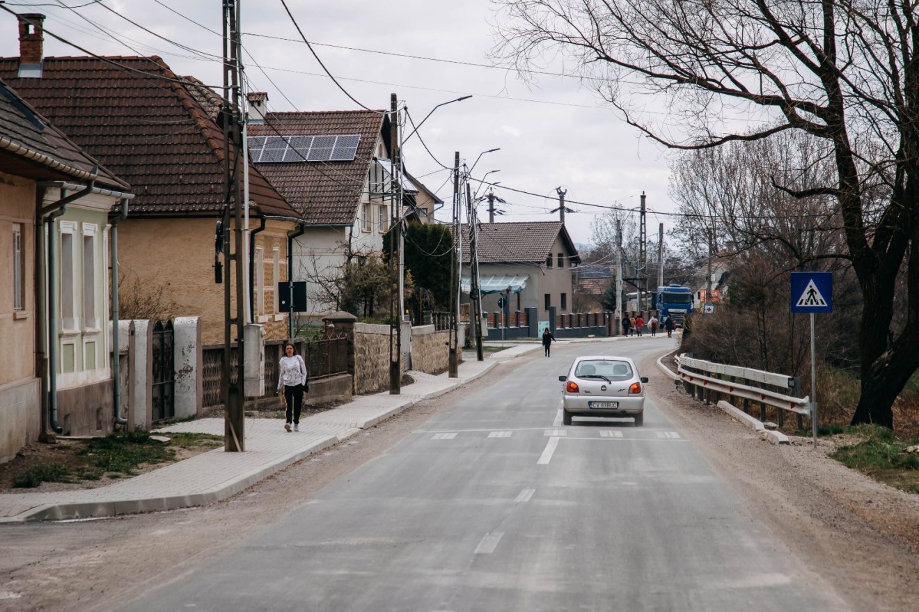 Aszfaltszőnyeg váltotta a port és sarat •  Fotó: Csulak Zoltán