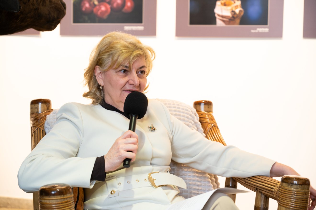 Sztakics Éva alpolgármester örömmel konferálta be a Nemzeti Lovas Színház idei produkcióját, A szabadság vándorai című musicalt •  Fotó: Vargyasi Levente