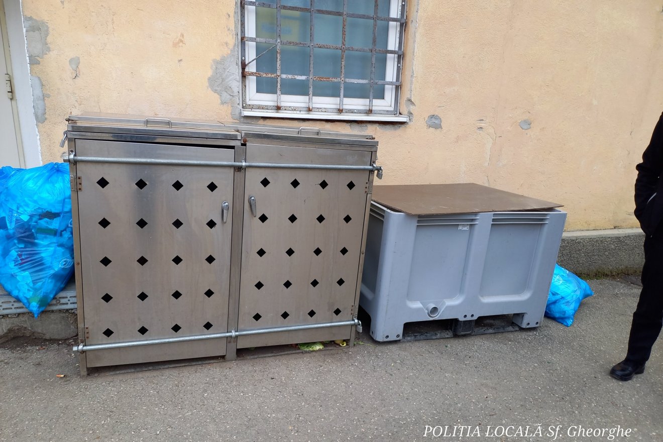 Az elmúlt hónapban ezek miatt az engedély nélkül elhelyezett  tárolók miatt érkezett panasz a Sepsiszentgyörgyi Helyi Rendőrséghez. Mára mér van bérleti szerződés rájuk. •  Fotó: Sepsiszentgyörgyi Helyi Rendőrség