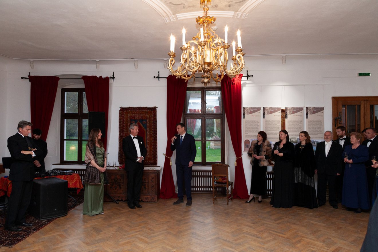 Balról jobbra: Kálnoky Tibor, házigazda, Várallyay Réka főszervező, Mikes Zsigmond és Szungert Balázs a Kálnoky-kastély dísztermében, „nagy palotájában” •  Fotó: Háromszéki Kúriák és Kastélyok Egyesülete