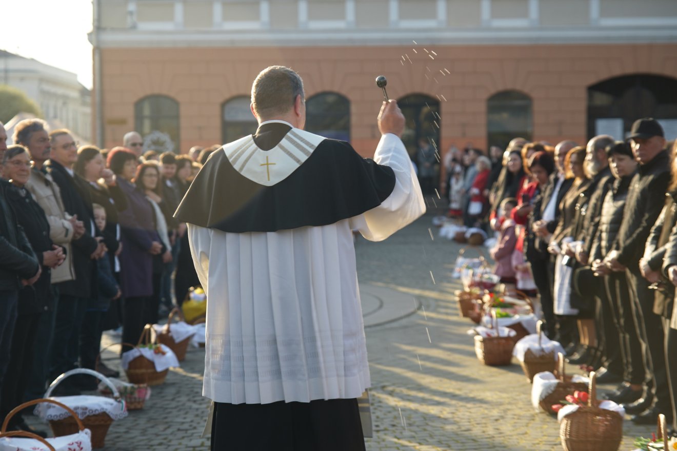 Az ételszentelés a húsvéti ünnep szerves része &bullet;  Fotó: Tuchiluș Alex