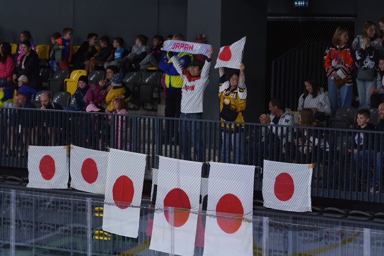 Kevesen de lelkesen. Japán szurkolók a Sepsi Aréna lelátóján •  Fotó: Tuchiluș Alex