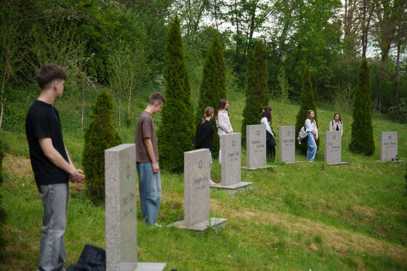 Iskolások viselték ma gondját a gyerekek síremlékeinek •  Fotó: Tuchiluș Alex