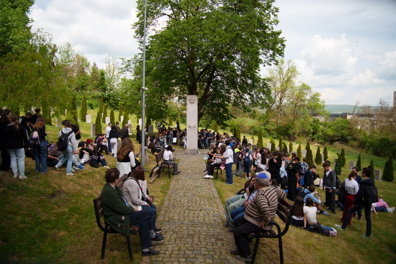 Legalább százan gyűltek össze a megemlékezésre •  Fotó: Tuchiluș Alex