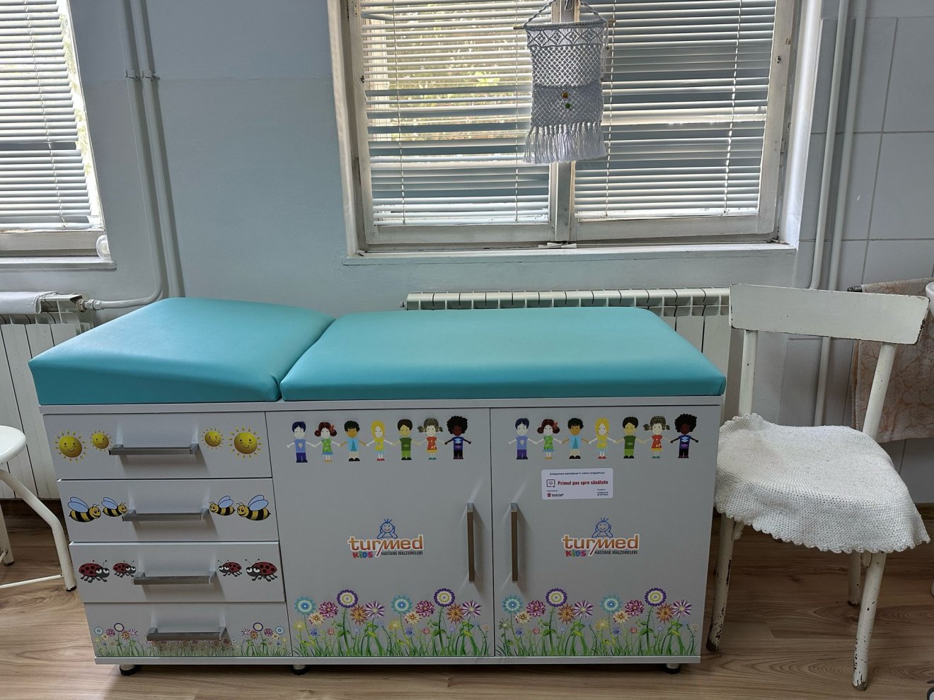 A gyerekek új vizsgálóágya •  Fotó: Máthé Katalin archívuma