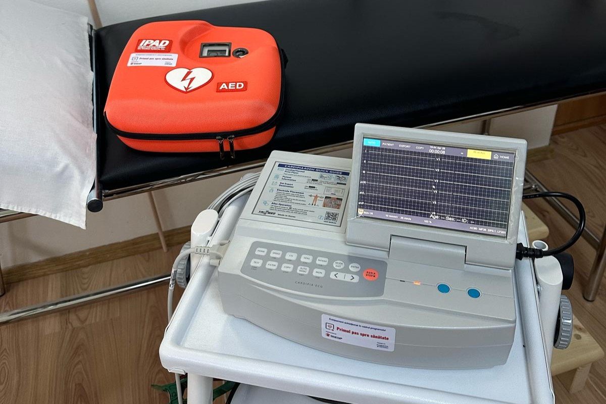 Automata defibrillátor, EKG is gyarapítja a rendelő eszköztárát •  Fotó: Máthé Katalin archívuma