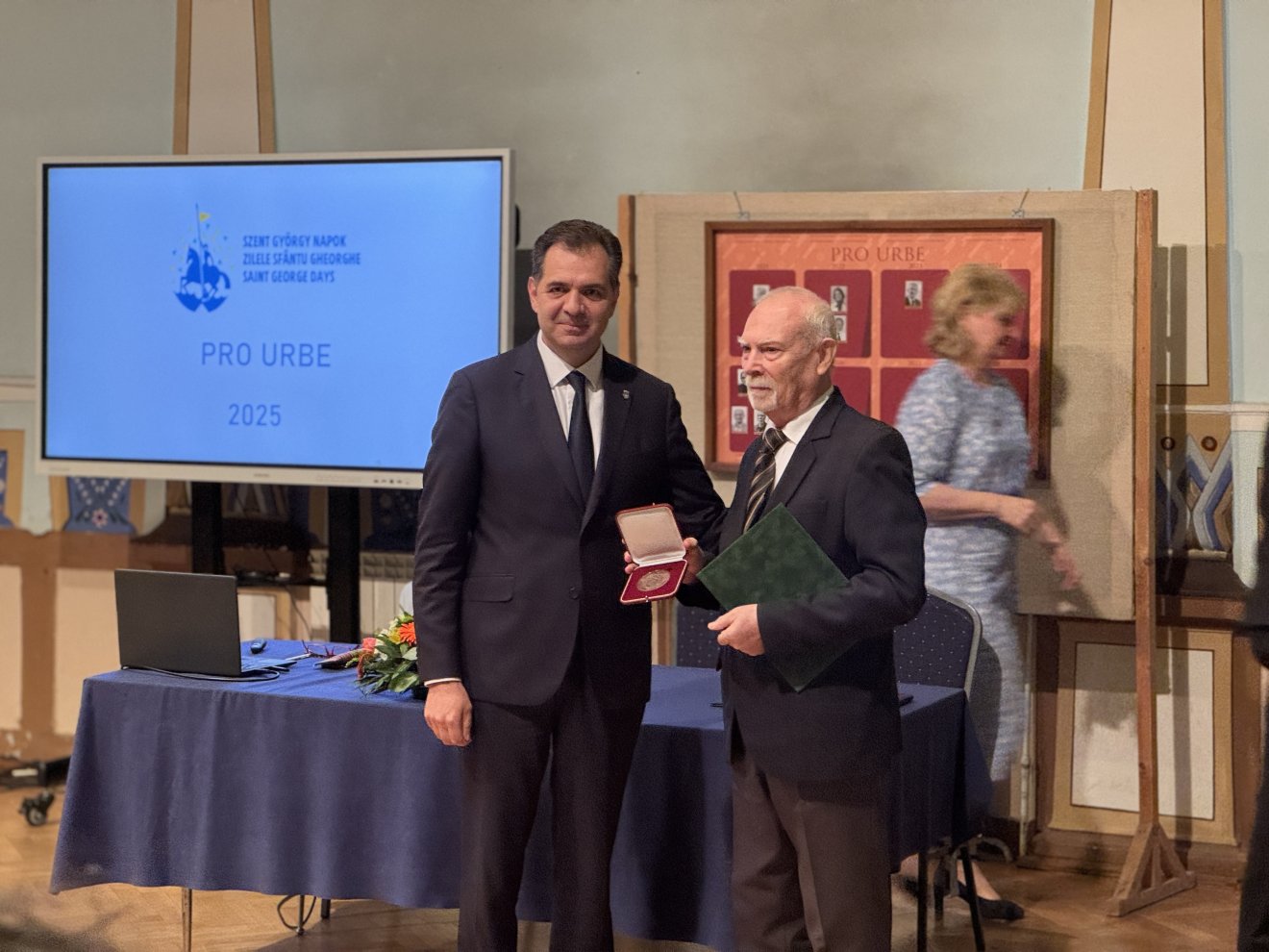 Vinczeffy László festőművész, a Székely Nemzeti Múzeum restaurátora •  Fotó: Farkas Orsolya