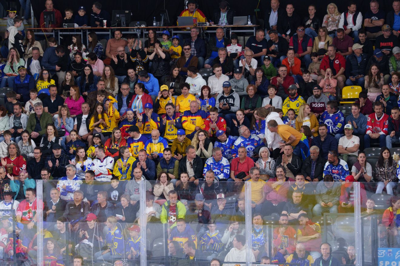 A közönségen ezúttal sem múlt semmi, kiváló hangulatot teremtettek a Sepsi Arénában •  Fotó: Tuchiluș Alex