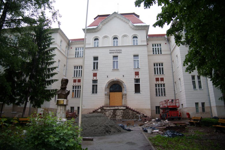 Elhúzódó iskolafelújítás Sepsiszentgyörgyön: a törvényszék szerint „enyhült” a sürgősség