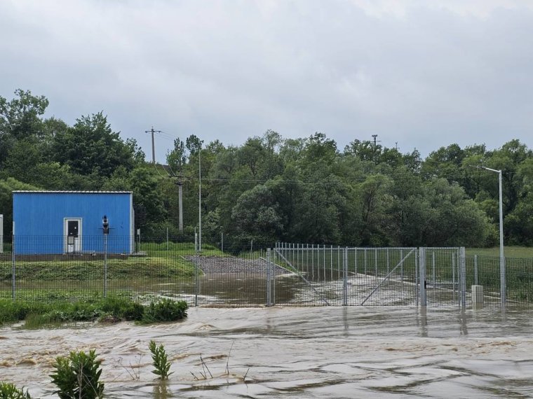 Kovászna és Brassó megyében továbbra is súlyos az árvízhelyzet, utakat zártak le, embereket telepítettek ki