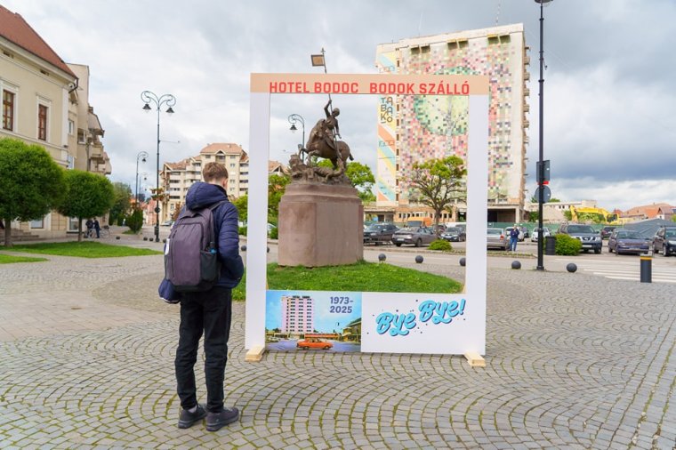 Néhány hétig még lehet fotózkodni a Bodok szállóval