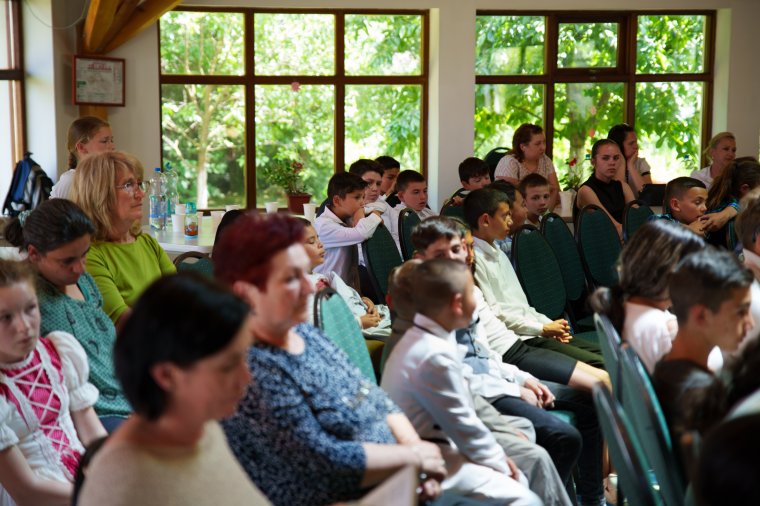 Kicsiny kis fényükkel megvilágították a gyermekek a cigány irodalmat