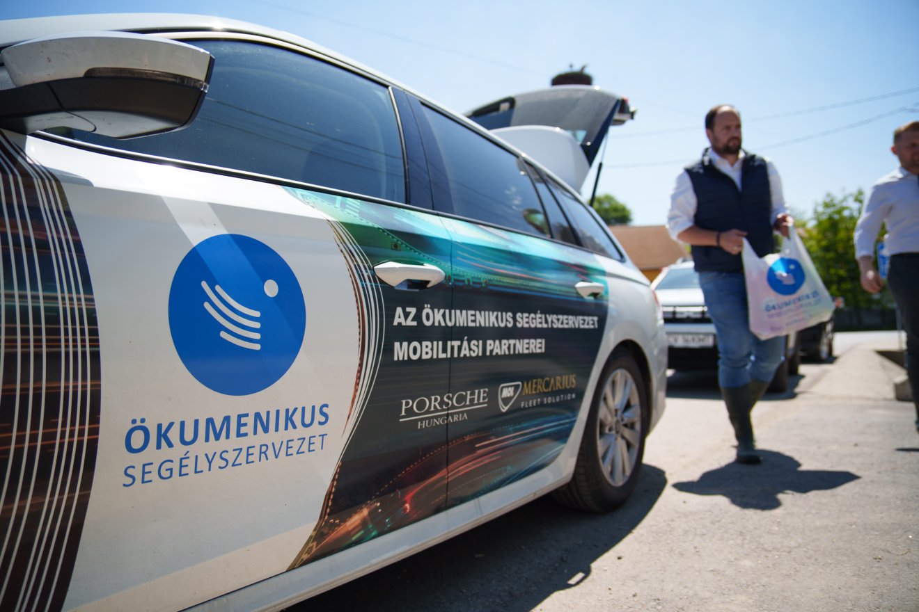 Az anyaországból első körben tisztítószereket és szivattyúkat küldtek az árvíz által sújtott térségbe •  Fotó: Tuchiluș Alex