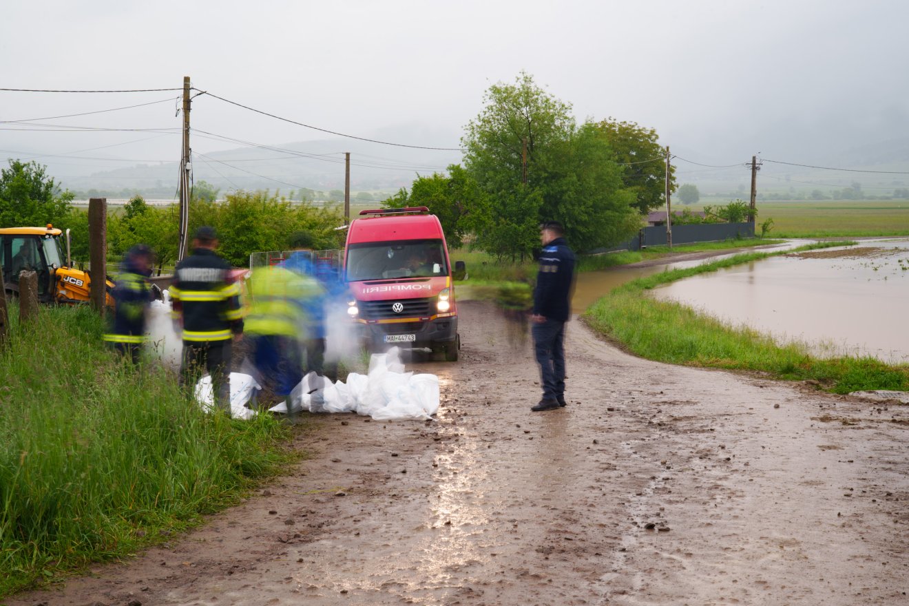 A kökösi önkéntes tűzoltók fontos szerepet vállalnak az árvízvédelemben is &bullet;  Fotó: Tuchiluș Alex