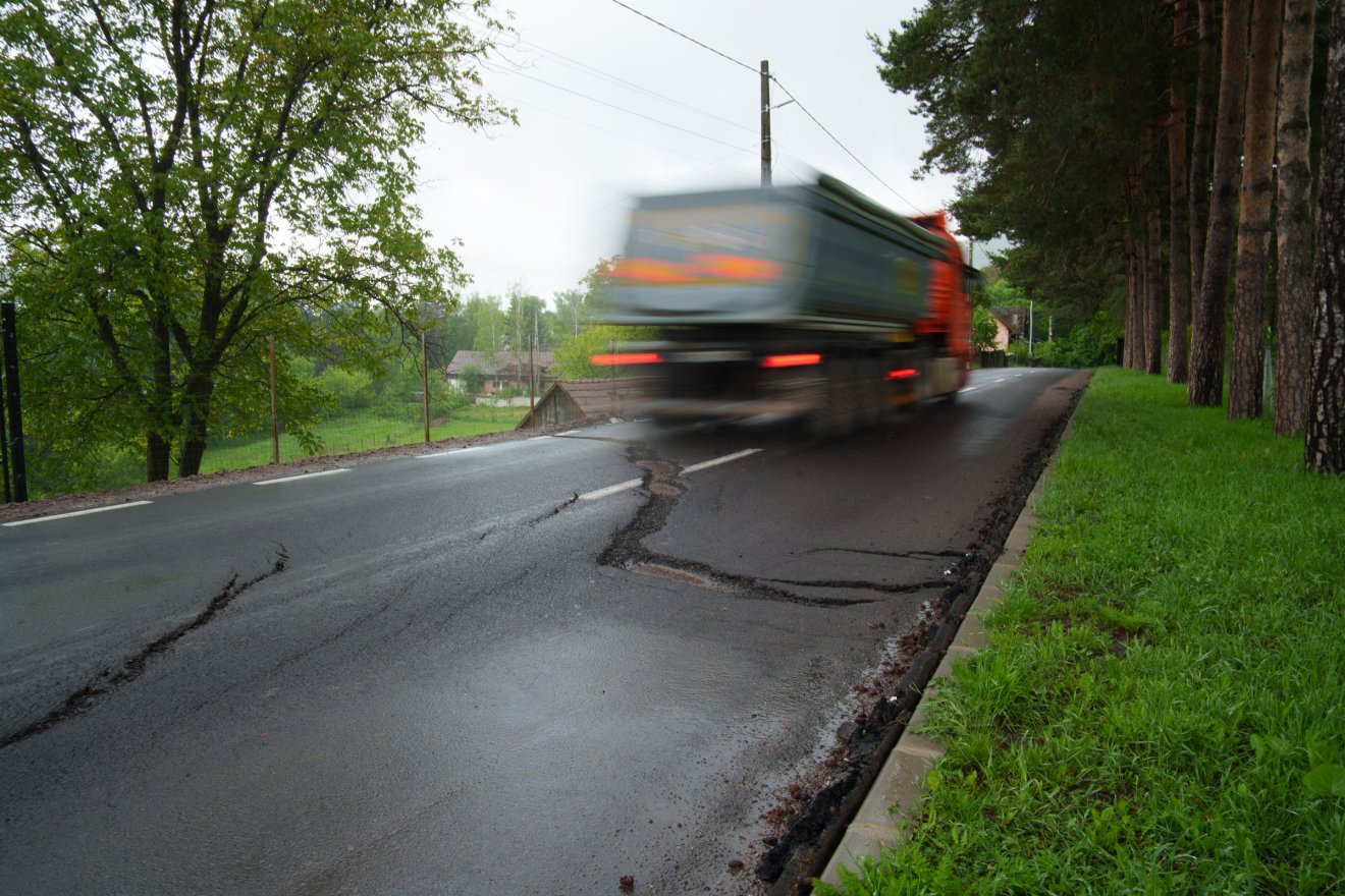 Repedések, hullámok, fodrozódások alakultak ki az aszfalton •  Fotó: Tuchiluș Alex