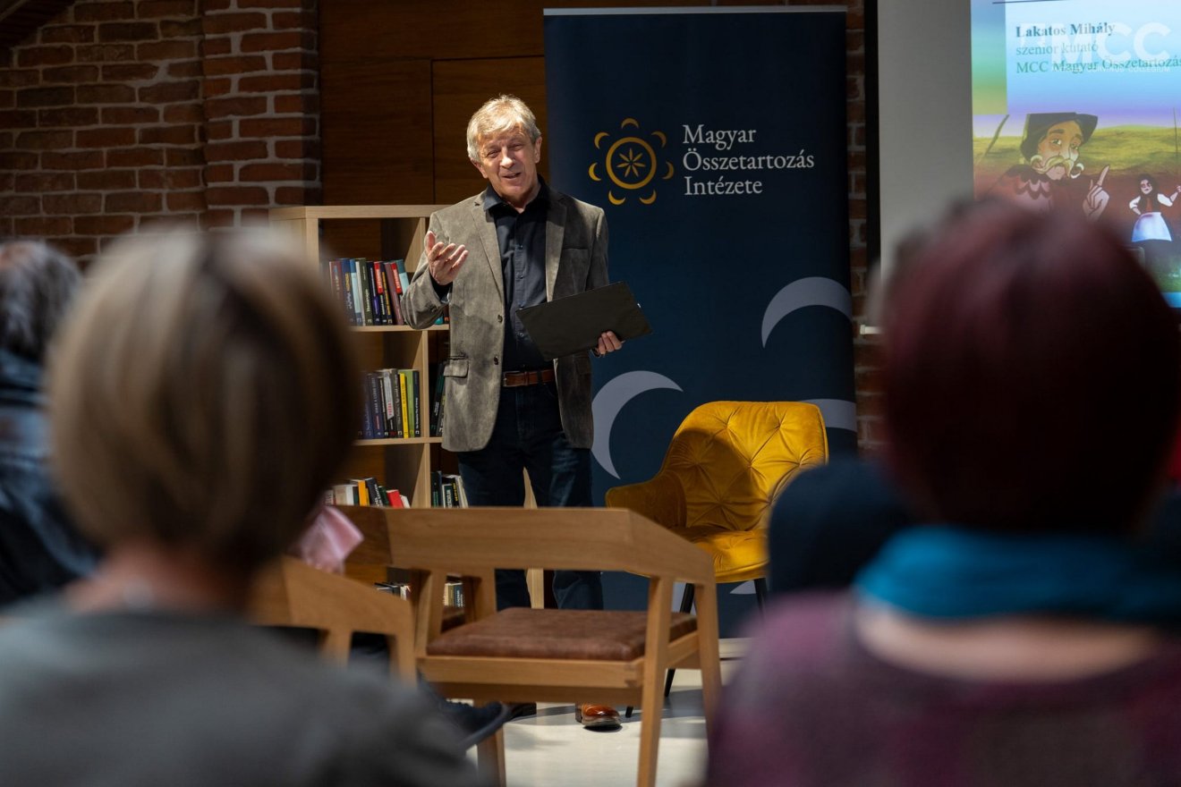 A viccek rajongója és kutatója, Lakatos Mihály: a diktatúra sem tudja megölni a viccet, a humor mint a társadalmi feszültségek szelepe működik. Ennek ékes példája Hofi Géza sikere •  Fotó: MCC Erdély