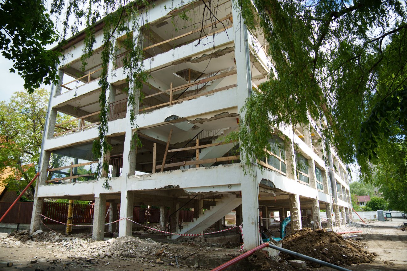 A földrengésveszélyes épületek megerősítésére szánt keretből igényelnek támogatást a bentlakás felújítására &bullet;  Fotó: Tuchiluș Alex