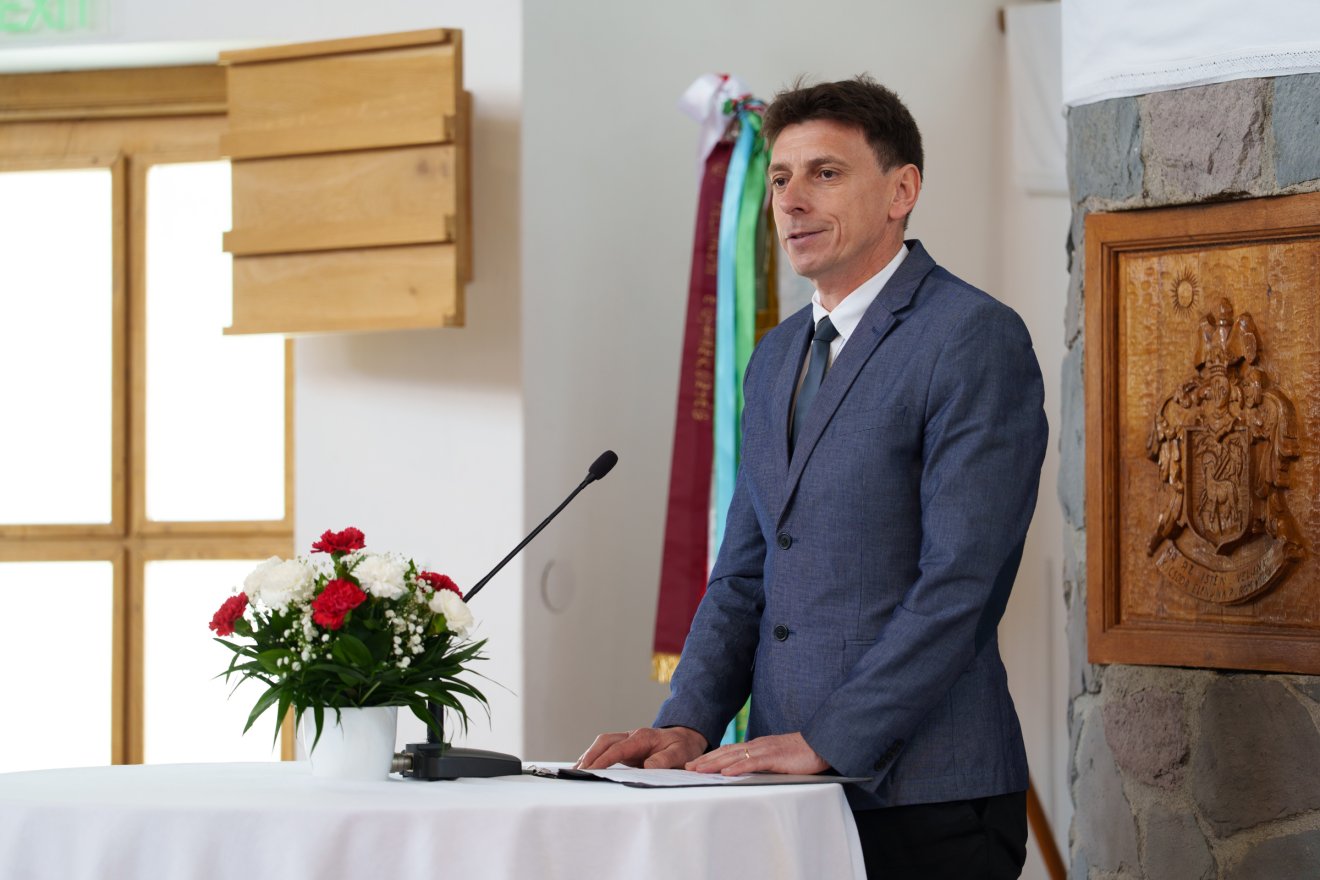 Kotró-Kosztándi László tanár vezette a rendezvény világi részét •  Fotó: Tuchiluș Alex