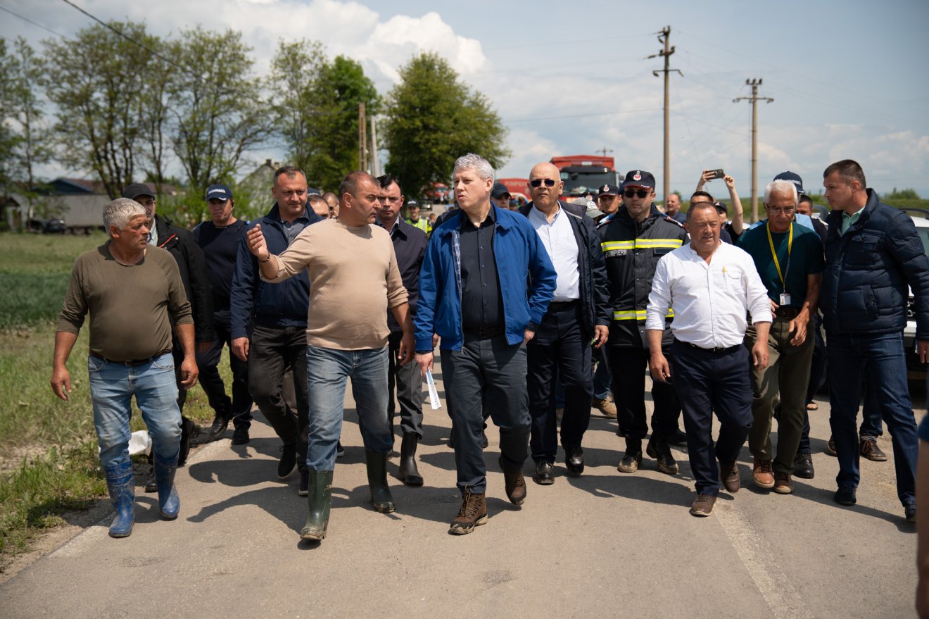 Belügyi csapat, Raed Arafat államtitkár, Mircea Fechet környezetvédelmi miniszter és Ráduly István prefektus kíséretében érkezett a miniszterelnök vasárnap délben Nagyborosnyóra •  Fotó: Tuchiluș Alex