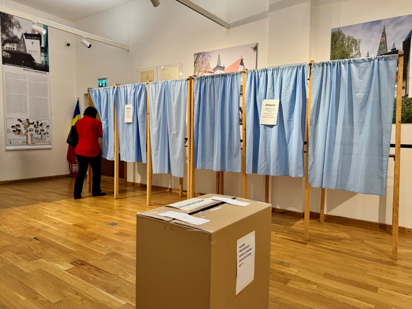 Sokan hagyták magukat meggyőzni, hogy szavazzanak a második fordulóban, de a szavazófülkében mégsem az RMDSZ által ajánlott jelöltre ütötték a pecsétet •  Fotó: Farkas Orsolya