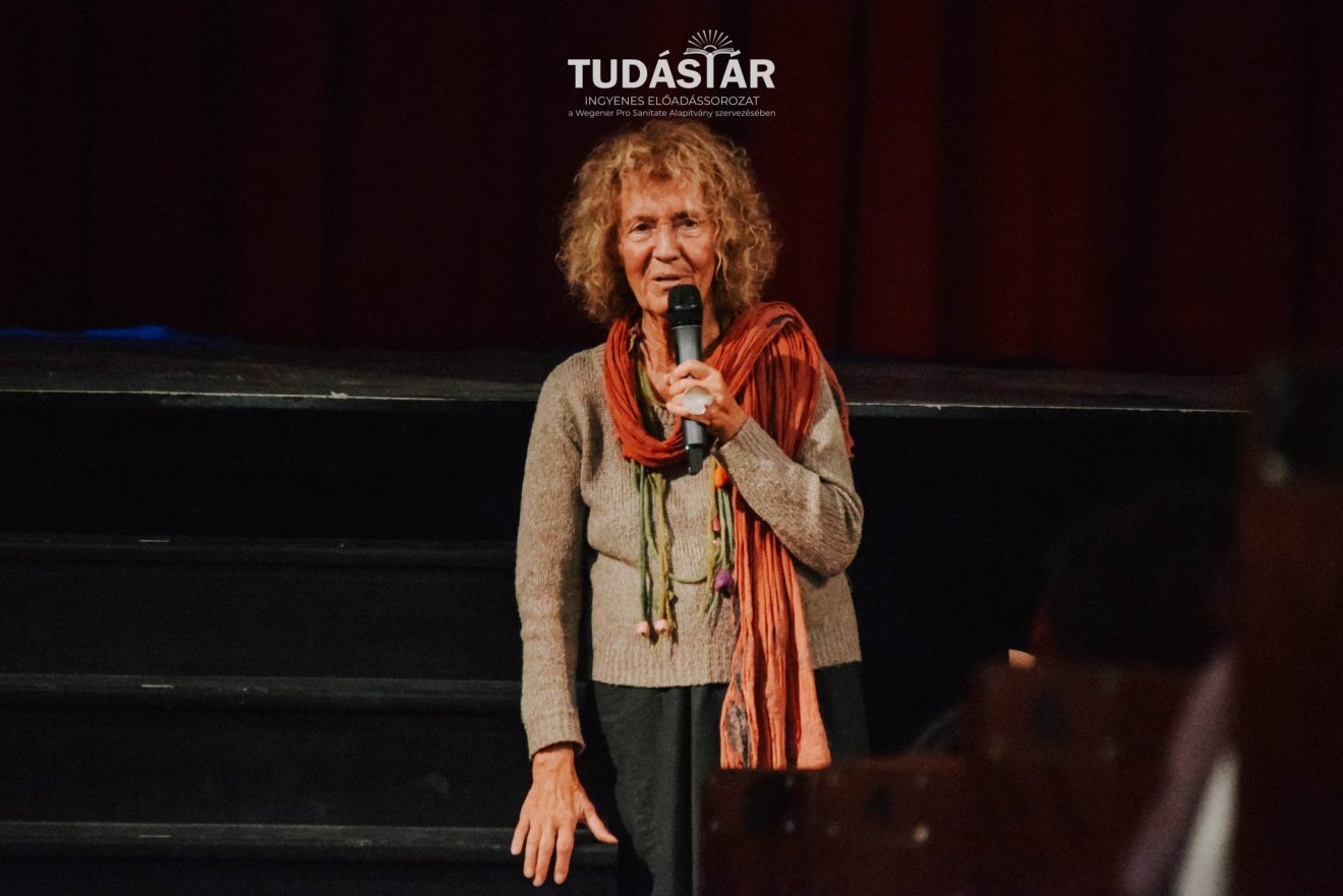 Schäffer Erzsébet nemcsak írásban, hanem élőszóban is kiváló történetmesélő, akit a kézdivásárhelyi közönség gyorsan a szívébe zárt •  Fotó: Tudástár/Wegener Pro Sanitate
