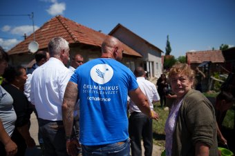 Tartóskenyeret is tartalmaz az árvíz sújtotta Nagyborosnyóra érkező újabb segélyszállítmány