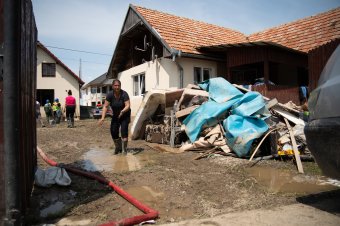 Két tonna tisztítószer, kilenc szivattyú: megérkezett Nagyborosnyóra az Ökumenikus Segélyszervezet szállítmánya