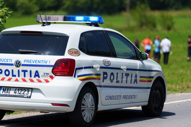 Két autó ütközött Bodzafordulónál, egy személy a roncsok közé szorult