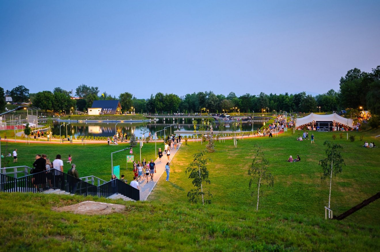 Ez a fő lejárat, amely egyelőre valóban problémás a kerekesszékeseknek és babakocsis anyukáknak •  Fotó: Antal Árpád/Facebook