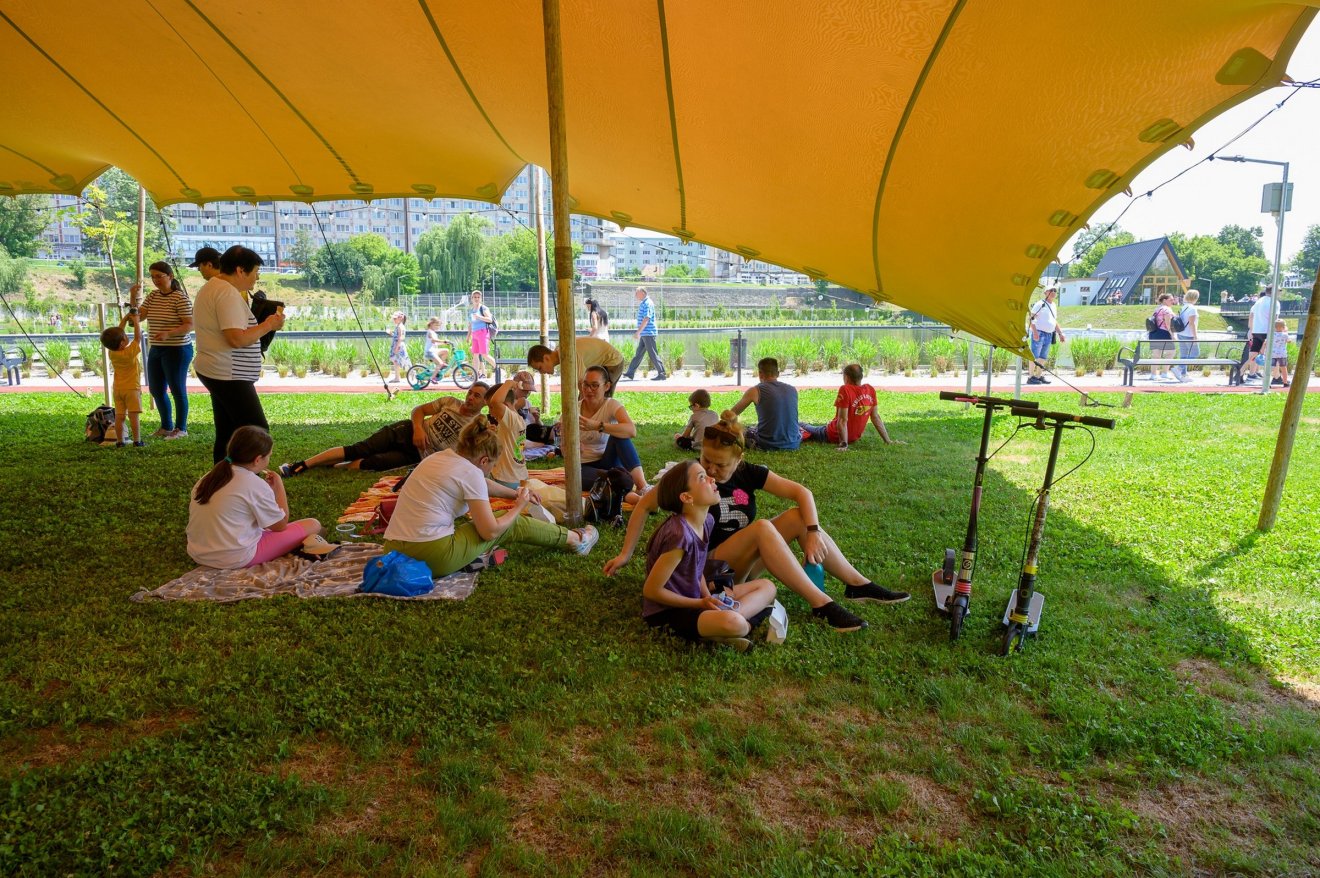 A piknikre ideiglenesen nagy árnyékolókat szereltetett az önkormányzat, hiszen nagy kánikula volt •  Fotó: Antal Árpád/Facebook